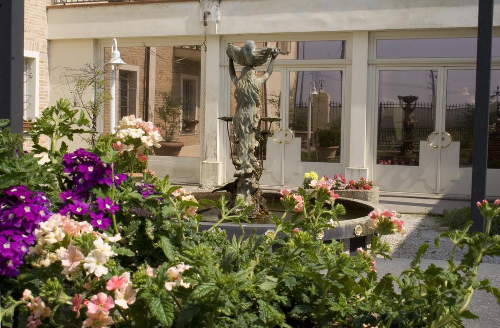 Relais Villa Roncuzzi Русси Экстерьер фото